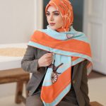 روسری ابریشم مجلسی توییل مدل کالسکه نارنجی آبی