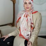 روسری ابریشم مجلسی توییل مدل پاپیون هلویی