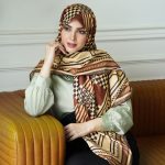 روسری ابریشم مجلسی توییل مدل فندی قهوه ای (جامانده)
