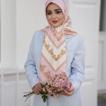 روسری ابریشم مجلسی توییل مدل نور ماه صورتی ملیح