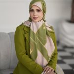 روسری ابریشم مجلسی توییل مدل پردیسان سبز کمرنگ