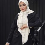 روسری ابریشم مجلسی توییل مدل ال کا سفید خامه ای (جامانده)