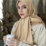 روسری ابریشم مجلسی توییل مدل ال کا کرم نسکافه ای