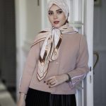 روسری ابریشم مجلسی توییل مدل پیچاز کرم (جامانده)