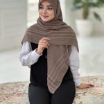 روسری نخی تک رنگ شیک گردویی