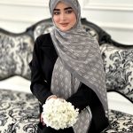 شال طرح دار مجلسی مدل دیور کرم موکا