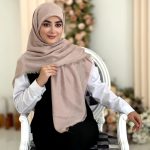 روسری نخ ژاکارد مدل ترمه کرم صورتی