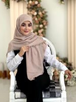 روسری نخ ژاکارد مدل بته جقه کرم صورتی