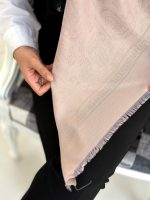 روسری نخ ژاکارد مدل ترمه کرم صورتی - Image 2