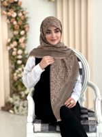 روسری نخ ژاکارد مدل باروک نسکافه ای