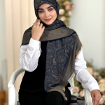 روسری نخ ژاکارد مدل رز سرمه ای مسی