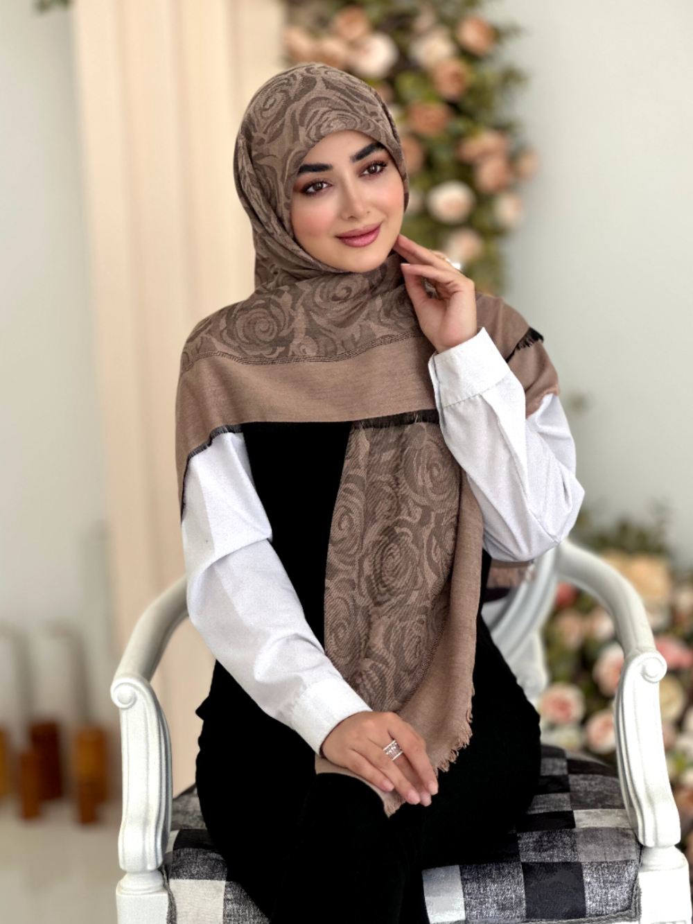 روسری نخ ژاکارد مدل رز نسکافه ای - Image 1