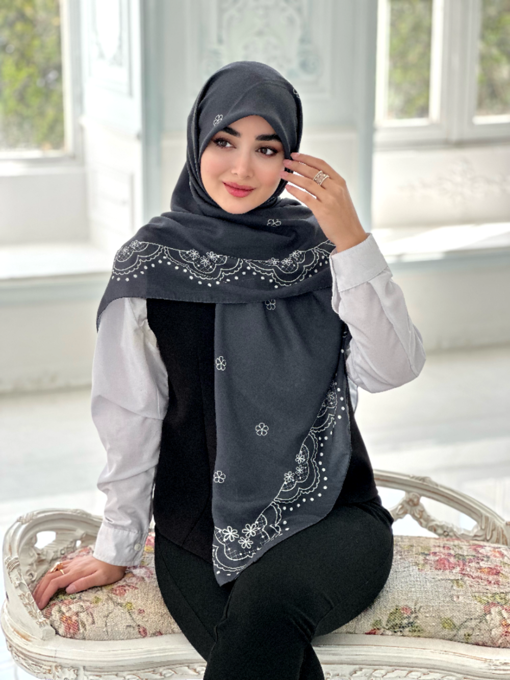 روسری نخی مدل نازگل ذغالی - Image 1