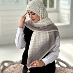 روسری پلیسه مجلسی مدل آوا تناژ کرم شیری دور تا دور ذغالی
