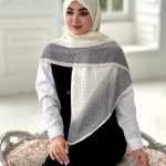 روسری پلیسه مجلسی مدل آوا تناژ کرم شیری دور تا دور طوسی ذغالی