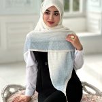 روسری پلیسه مجلسی مدل آوا تناژ کرم شیری دور تا دور آبی