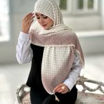 روسری پلیسه مجلسی مدل آوا تناژ کرم شیری دور تا دور پنکیکی