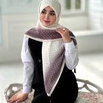 روسری پلیسه مجلسی مدل آوا رنگ کرم شیری دور تا دور زرشکی