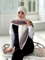 روسری پلیسه مجلسی مدل آوا رنگ کرم شیری دور تا دور زرشکی