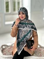 روسری نخی مدل زرین رنگ سبز با ترکیب طوسی کرم