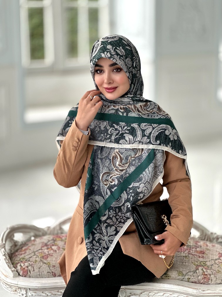 IMG0463_edited_1764276775982 روسری نخی مدل زرین رنگ سبز با ترکیب طوسی کرم - Image 1