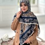 روسری نخی مدل زرین رنگ سرمه ای با ترکیب طوسی کرم