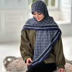 روسری نخی مدل آتوسا ترکیب رنگ سرمه ای با حاشیه سبز