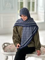 روسری نخی مدل آتوسا ترکیب رنگ سرمه ای با حاشیه سبز
