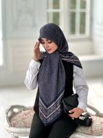 روسری نخی مدل نسترن رنگ سرمه ای