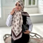 روسری نخی مدل نازنین زمینه کرم نسکافه ای پاپیون ها رنگ شکلاتی