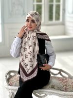 روسری نخی مدل نازنین زمینه کرم نسکافه ای پاپیون ها رنگ شکلاتی