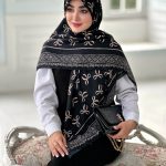 روسری نخی مدل نازنین زمینه مشکی پاپیون ها رنگ کرم