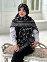 روسری نخی مدل نازنین زمینه مشکی پاپیون ها رنگ کرم