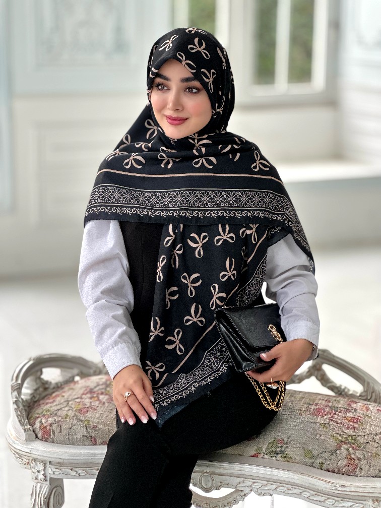 IMG0513_edited_1764277373377 روسری نخی مدل نازنین زمینه مشکی پاپیون ها رنگ کرم - Image 1