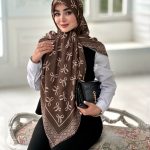 روسری نخی مدل نازنین زمینه تناژ قهوه ای حنایی پاپیون ها رنگ کرم