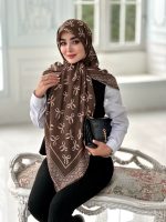 روسری نخی مدل نازنین زمینه تناژ قهوه ای حنایی پاپیون ها رنگ کرم