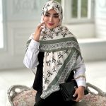 روسری نخی مدل نازنین کرم شیری پاپیون ها رنگ سبز زمردی