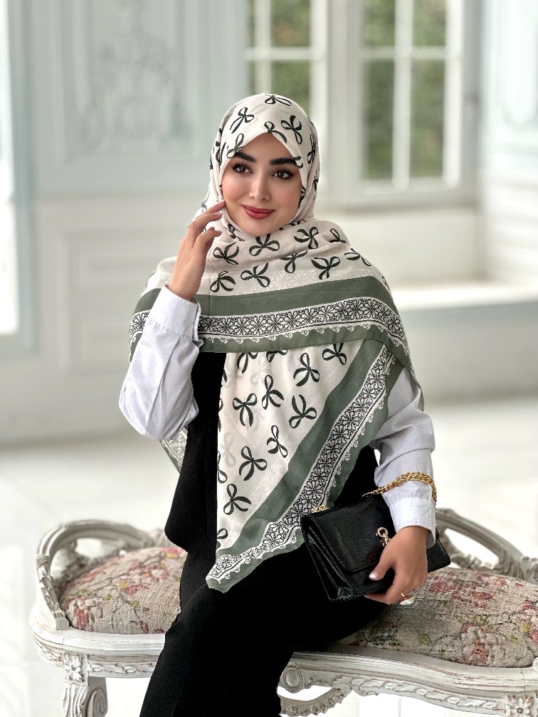 IMG0516_edited_1764277297803 روسری نخی مدل نازنین کرم شیری پاپیون ها رنگ سبز زمردی - Image 1