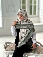 روسری نخی مدل نازنین کرم شیری پاپیون ها رنگ سبز زمردی - Image 5