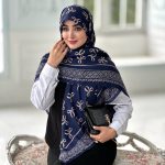 روسری نخی مدا نازنین سرمه ای پاپیون ها رنگ کرم