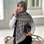 روسری نخی مدل نازنین زمینه نوک مدادی پاپیون ها رنگ کرم