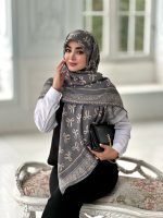 روسری نخی مدل نازنین زمینه نوک مدادی پاپیون ها رنگ کرم