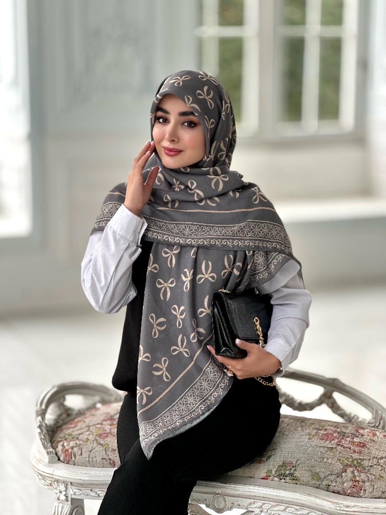 IMG0522_edited_1764277375022 روسری نخی مدل نازنین زمینه نوک مدادی پاپیون ها رنگ کرم - Image 1