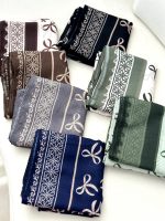 روسری نخی مدل نازنین زمینه مشکی پاپیون ها رنگ کرم - Image 2