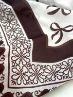 روسری نخی مدل نازنین زمینه کرم نسکافه ای پاپیون ها رنگ شکلاتی - Image 2