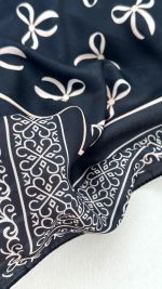 روسری نخی مدل نازنین زمینه مشکی پاپیون ها رنگ کرم - Image 3