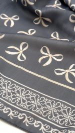 روسری نخی مدل نازنین زمینه نوک مدادی پاپیون ها رنگ کرم - Image 3