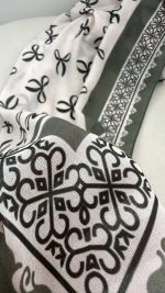 روسری نخی مدل نازنین کرم شیری پاپیون ها رنگ سبز زمردی - Image 3