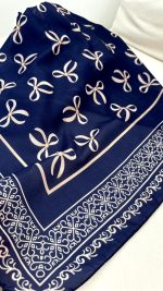 روسری نخی مدا نازنین سرمه ای پاپیون ها رنگ کرم - Image 3