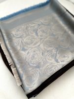 روسری ابریشم نخ ژاکارد مجلسی مدل رز آبی نسکافه ای - Image 3